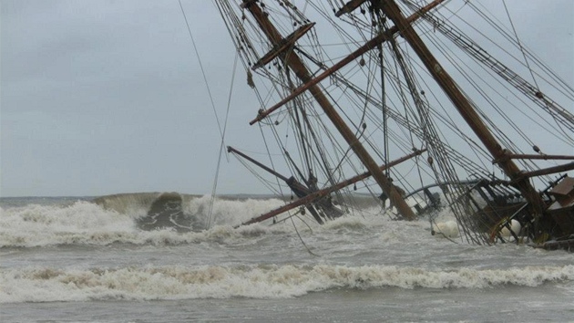 Silná bouře a vysoké vlny komplikovaly záchranu ztroskotané plachetnice La Grace (listopad 2012).  