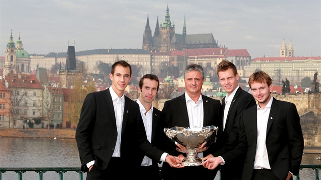 AMPIONI. Tm vtz Davisova pohru 2012 (zleva): Luk Rosol, Radek tpnek, kapitn Jaroslav Navrtil, Tom Berdych a Ivo Min.