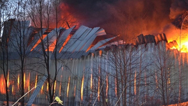Při požáru se propadla střecha hořící haly. (10. listopadu 2012)