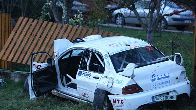 Závodní vůz vyletěl při rallye u Lopeníku z trati a zabil čtyři diváky. (10. listopadu 2012)