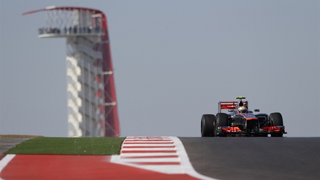 NA VRCHOLU. Lewis Hamilton s vozem tmu McLaren pi vodnm trninku Velk ceny USA formule 1.