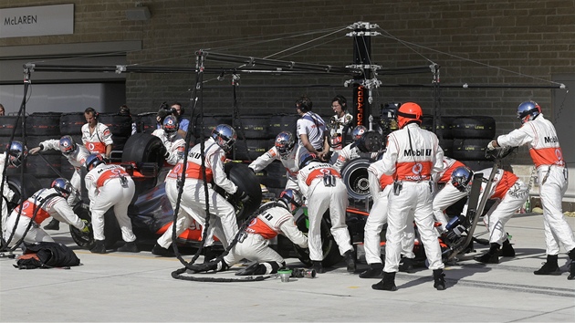 VTZN ZASTVKA. Mechanici McLaranu pi vmn pneumatik na voze Lewise Hamilton.