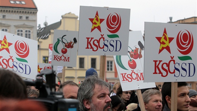 K protestu na budjovickm centrlnm nmst, kter svolali studenti teboskho gymnzia, se pipojilo i mnoho dosplch a senior.