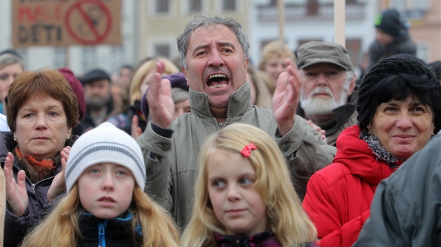 K protestu na budjovickm centrlnm nmst, kter svolali studenti teboskho gymnzia, se pipojilo i mnoho dosplch a senior.