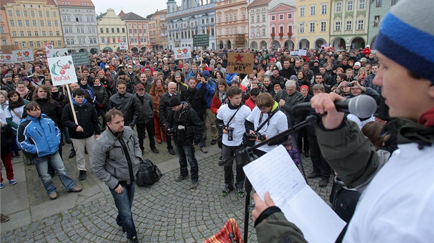K protestu na bud�jovickém centrálním nám�stí, který svolali studenti