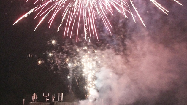 Z�v�rem svatomartinsk�ho pr�vodu se nad Masarykov�m n�m�st�m rozz��il oh�ostroj, odpalovan� tradi�n� ze st�echy Prioru.