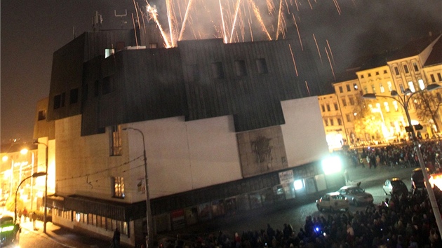 Z�v�rem svatomartinsk�ho pr�vodu se nad Masarykov�m n�m�st�m rozz��il oh�ostroj, odpalovan� tradi�n� ze st�echy Prioru.