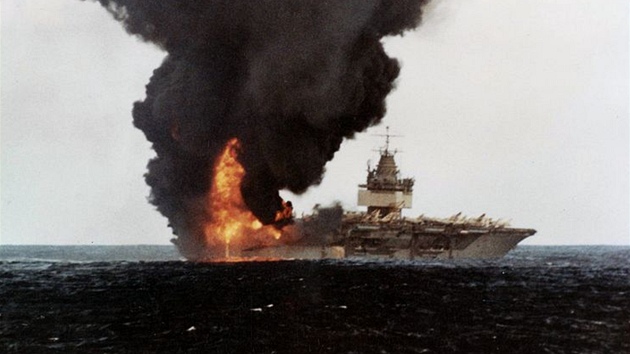 Požár CVN – 65 zachycený z doprovodné lodi krátce po jeho vypuknutí. Za povšimnutí stojí proud leteckého paliva stékajícího z paluby na vodní hladinu, kde dále plane.