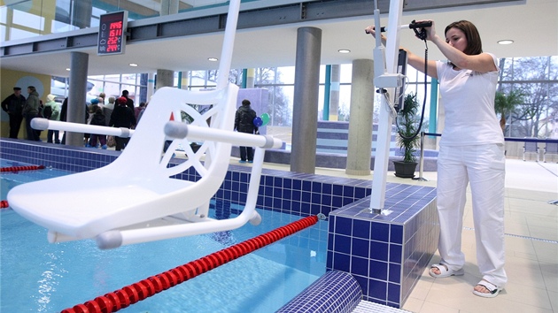 V bazénu se najde i zařízení pro přístup do vody a plavání tělesně postižených.