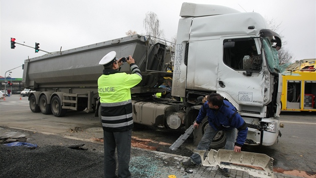 Nehoda kamionu v Havlkov Brod. Pln naloen vz se pevrtil v kiovatce na bok.