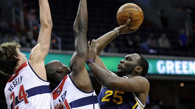 DVOJNSOBN BLOK. Al Jefferson z Utahu stl, jeho pokus se sna zastavit Jan Vesel a Emeka Okafor z Washingtonu. 