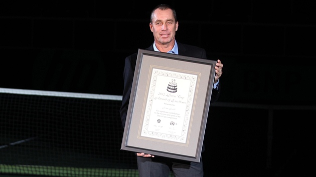 PAMTN DIPLOM. Tenisov legenda Ivan Lendl pevzala v rmci vyvrcholen Davis Cupu ocenn za vjimenost. 
