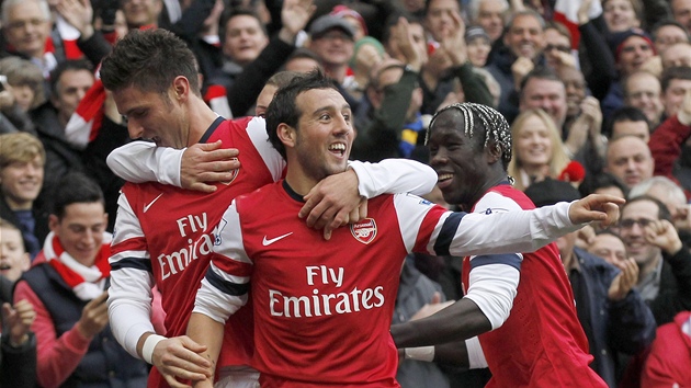 RADOST ARSENALU. Fotbalisté Arsenalu se radují ze vsteleného gólu, který
