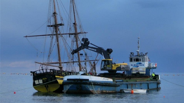 Ztroskotaná plachetnice La Grace doplula do přístavu připoutaná k záchranné lodi. (listopad 2012)
