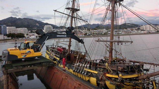 Ztroskotan plachetnice La Grace doplula do pstavu pipoutan k zchrann lodi. (listopad 2012)
