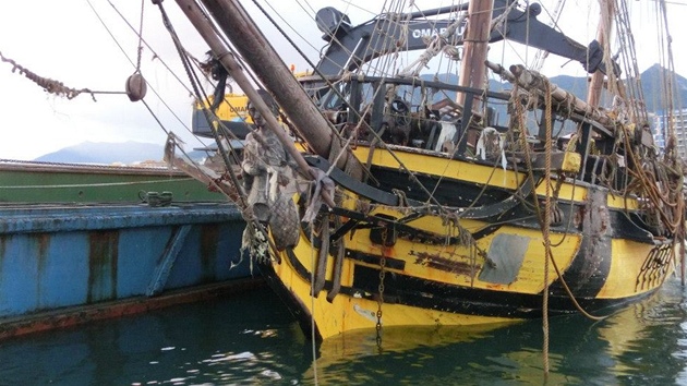Ztroskotaná plachetnice La Grace doplula do přístavu připoutaná k záchranné lodi. (listopad 2012)
