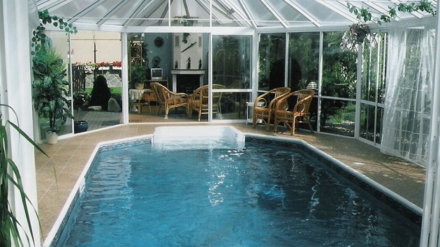 Bazén v zimní zahradě si lze pořídit i několik let po dostění domu.