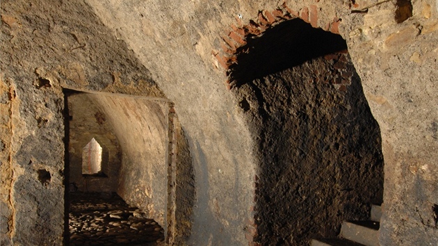 Již dříve archeologové u Spálené nalezli zachovalé gotické sklepy, které se nedávno staly chráněnou kulturní památkou.