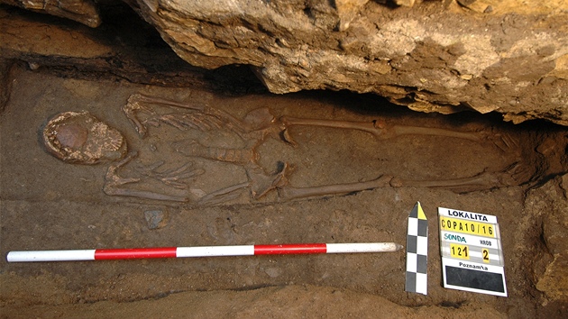 Archeologové v blízkosti zdejšího obchodního domu odkryli také šest hrobů raně středověkého pohřebiště.