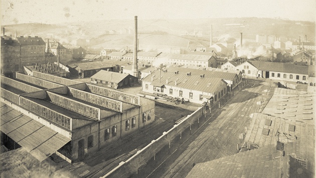 Celkový pohled na areál Ringhofferovy továrny v okolí dnešní Stroupežnického ulice kolem roku 1895. Místo továrny v levé části dnes stojí blok administrativního a obchodního centra.