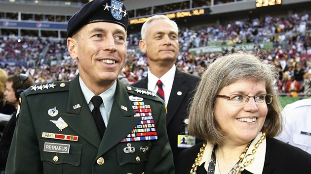 Generl Petraeus s manelkou Holly na finle Super Bowl na Florid v noru 2009.