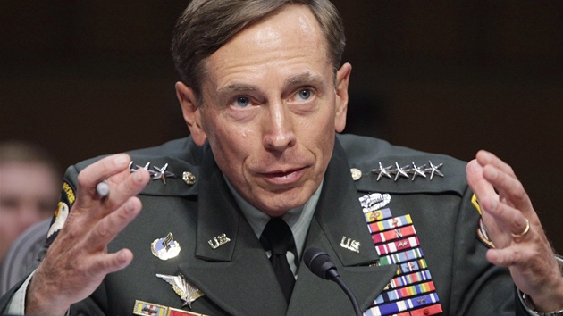 Generl David Petraeus pi slyen v sentnm vboru, kter rozhodoval o jeho nominaci na fa CIA v ervnu 2011. 