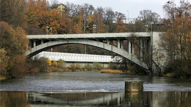 Ostrovsk most v Karlovch Varech, pod nm eka Ohe.