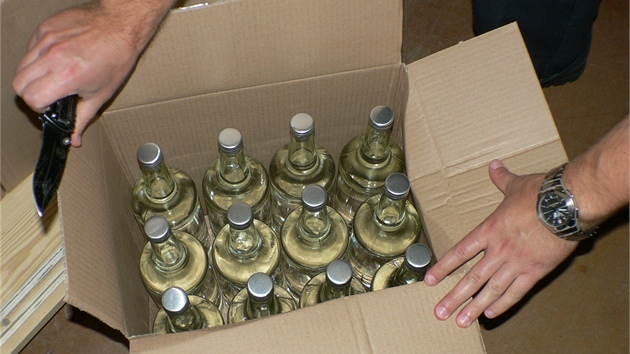 Krabice s neoznačenými lahvemi lihoviny bez kolků, které našli v pondělí celníci v jednom z olomouckých podniků poblíž centra města, kde nabízí rozlévaný alkohol.