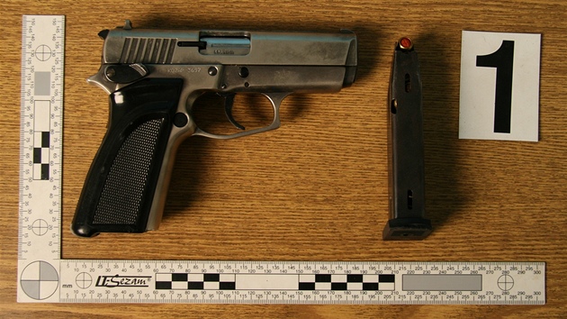 Jedna ze dvou plynovch pistol, ktermi byl ozbrojen lupisk pr, kter za dva tdny pepadl pt bar a heren v Olomouci a Litovli.