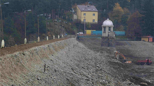 Hráz Plumlovské přehrady je nyní k nepoznání, dělníci kvůli opravám odstranili zábradlí i asfaltovou silnici.