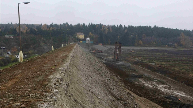 Hráz Plumlovské přehrady je nyní k nepoznání, dělníci kvůli opravám odstranili zábradlí i asfaltovou silnici.