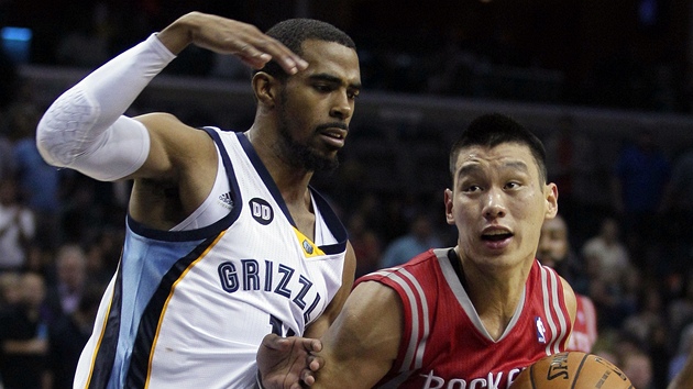 Jeremy Lin (vpravo) z Houstonu obchz Mika Conleyho z Memphisu