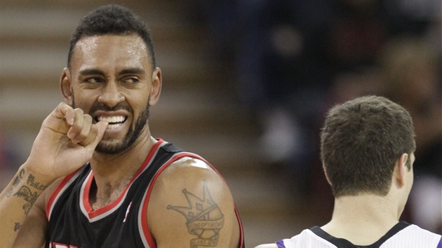 Jared Jeffries (vlevo) z Portlandu neme skousnout, e mu rozhod odpskali faul na Jimmera Fredetteho ze Sacramenta.