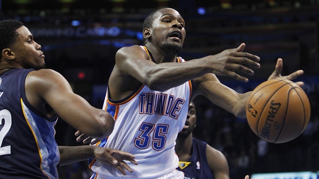 Kevin Durant z Oklahoma City pichz o m, situaci kontroluje Rudy Gay z Memphisu.