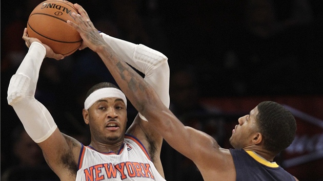 Carmelo Anthony z New Yorku se sna pihrt pes brncho Paula George z Indiany.