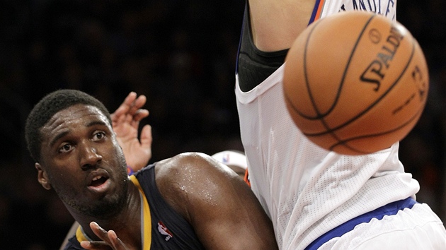 Roy Hibbert z Indiany pihrv kolem Tysona Chandlera z New Yorku.