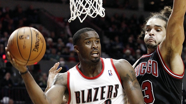 Wesley Matthews (vlevo) z Portlandu se pokou prosadit pes brncho Joakima Noaha z Chicaga.