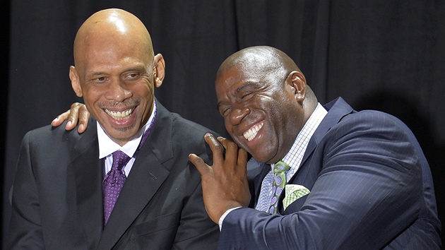 ROZUMLI SI, ROZUM SI. Kareem Abdul-Jabbar (vlevo) a Earvin "Magic" Johnson spolu v dresu Los Angeles Lakers vybojovali pt titul v NBA. Obma legendm klub nechal postavit sochu ped halu Staples Center.