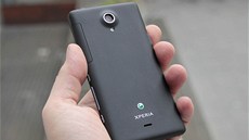 Sony Xperia T: Záda mají pogumovaný povrch.