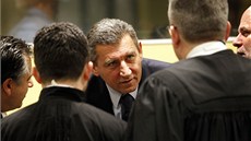 N�kdej�í chorvatský generál Ante Gotovina b�hem odvolacího soudu v Haagu (16....