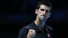 Novak Djokovi po vydaené výmn povzbuzuje sám sebe.