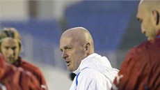 Michal Bílek vede trénink fotbalové reprezentace p�ed p�ípravným duelem proti