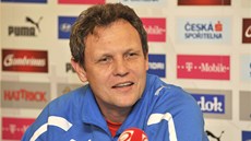Trenér slovenské fotbalové reprezentace Stanislav Griga ped pátelským zápasem