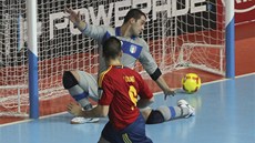 BEZMOCNÝ. Italský branká� Mammarella u� nem��e nic d�lat, t�etí gól �pan�lska