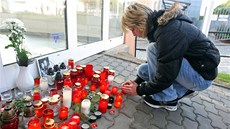 Spolu�áci a kamarádi zapalují sví�ky u obchodní akademie v Uherském Brod�.