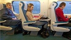 Osobní �elezni�ní dopravu mezi Prahou a Ostravou poskytují nov� t�i spole�nosti. Vypravují linky Pendolino (CD), RegioJet (Student Agency) a Leo Express. | foto: Petr Topi�, MAFRA