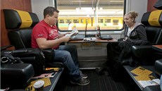 Osobní elezniní dopravu mezi Prahou a Ostravou poskytují nov ti spolenosti. Vypravují linky Pendolino (CD), RegioJet (Student Agency) a Leo Express. | foto: Petr Topi, MAFRA