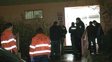 Policie a záchranka u domu ve Stodlkách, kde 22letý mladík zavradil ddu a