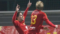 HRDINA ZÁPASU. Jan Svatonský (vlevo) z Dukly slaví gól, který vst�elil v utkání