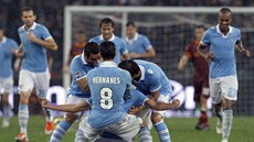 RADOST MODRÝCH. Fotbalisté Lazia Řím se radují z gólu Antonia Candrevy. Lazio v